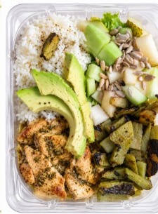 Charola Shinari con pollo a las hierbas, arroz y aguacate